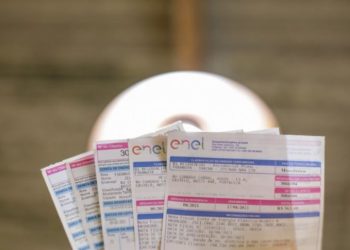 Conta de luz no Brasil é segunda mais cara do mundo