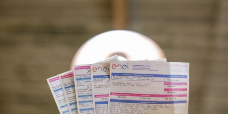 Conta de luz no Brasil é segunda mais cara do mundo