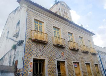 Prédio de fachada rara de azulejos portugueses está à venda em São Luís