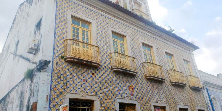 Prédio de fachada rara de azulejos portugueses está à venda em São Luís