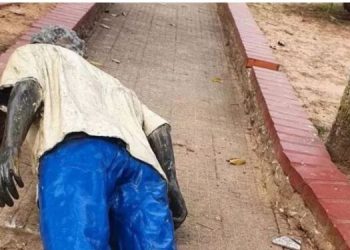 Estátua de Chico Mendes é derrubada e vandalizada no Acre