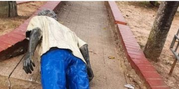 Estátua de Chico Mendes é derrubada e vandalizada no Acre