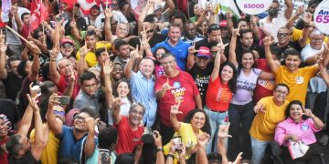 Brandão carrega multidão para Rua Grande e declina de debate na TV Difusora