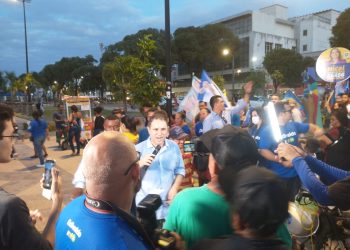 Edivaldo caminha na rua Grande com um pequeno grupo de apoiadores