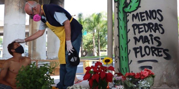 Padre Julio Lancellotti vai narrar curta sobre santa trans