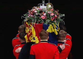 Membros da família real participam do enterro privado de Elizabeth II em Windsor