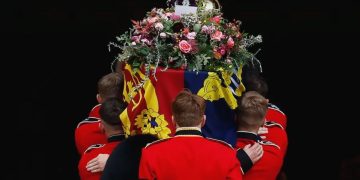 Membros da família real participam do enterro privado de Elizabeth II em Windsor