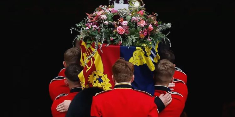 Membros da família real participam do enterro privado de Elizabeth II em Windsor