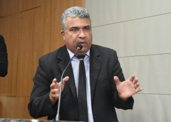 Vereador apela para que Praça dos Poetas tenha venda de obras literárias