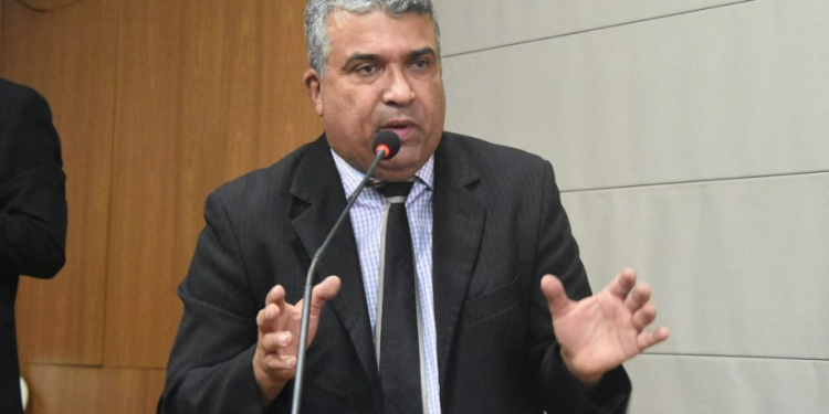 Vereador apela para que Praça dos Poetas tenha venda de obras literárias