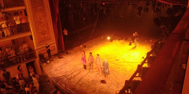 Tom da Fazenda abre semana com grande público no Arthur Azevedo