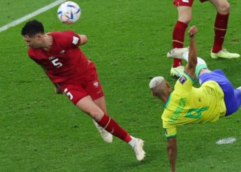 Richarlison brilha, faz golaço e garante vitória do Brasil