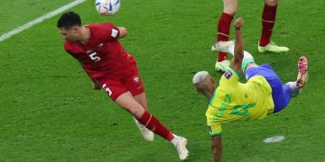 Richarlison brilha, faz golaço e garante vitória do Brasil