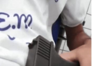 Aluno de escola em Rosário posta foto com pistola no interior do estabelecimento