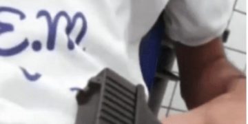 Aluno de escola em Rosário posta foto com pistola no interior do estabelecimento