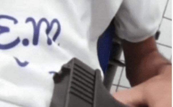 Aluno de escola em Rosário posta foto com pistola no interior do estabelecimento