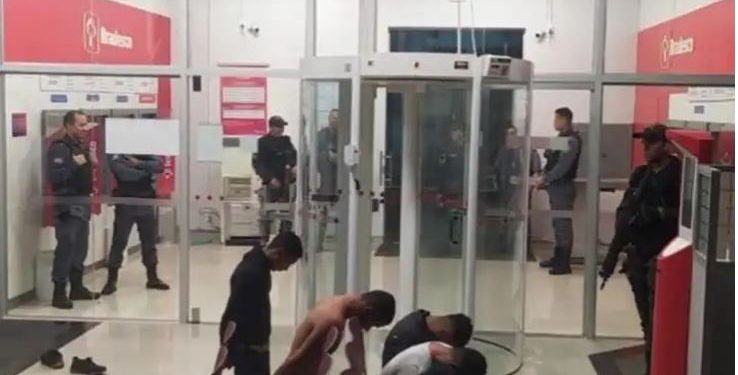 Quatro são presos quando arromavam agência bancária em Porto Franco