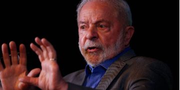 Lula anuncia 16 ministros e primeiras mulheres do futuro governo