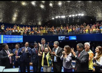 Weverton comemora aprovação da PEC que viabiliza piso salarial da enfermagem