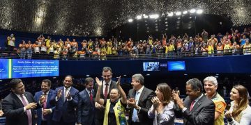 Weverton comemora aprovação da PEC que viabiliza piso salarial da enfermagem