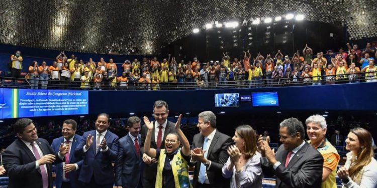 Weverton comemora aprovação da PEC que viabiliza piso salarial da enfermagem