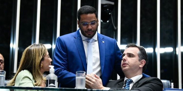 Senado aprova indicação do nome de deputado filho de senador para vaga no TCU
