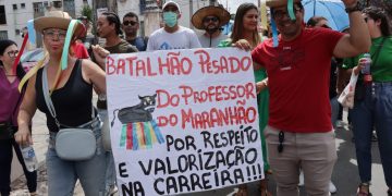 Profissionais da Educação mantêm greve por reajuste salarial
