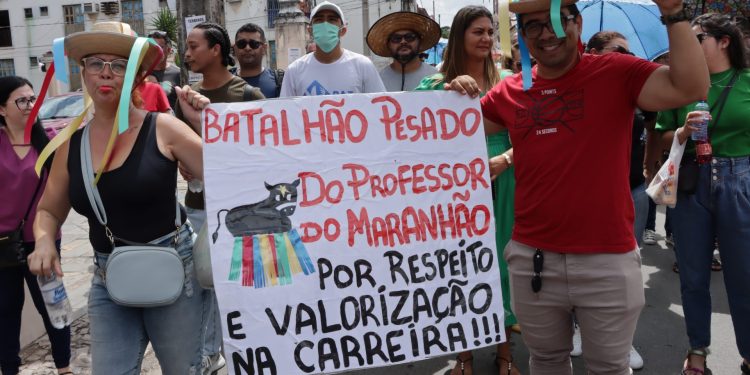 Profissionais da Educação mantêm greve por reajuste salarial
