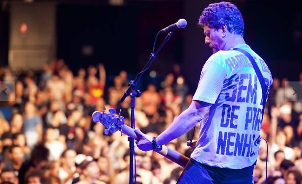 Morre Canisso, baixista dos Raimundos, aos 57 anos