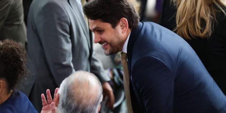 O Estadão – Comissão de Ética investigará Juscelino, ministro de Lula, e ex-assessores de Bolsonaro, por joias