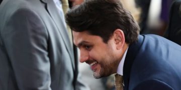 Câmara emprega piloto particular e gerente do haras de Juscelino Filho