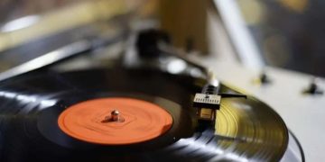 Vendas de vinil superam CDs pela primeira vez em 36 anos