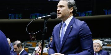 Clínicas veterinárias e pet shops terão de incentivar adoção