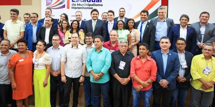 Juscelino Filho participa de congresso de prefeitos no Maranhão