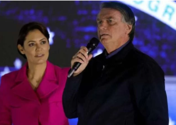 Casal Bolsonaro vai ganhar R$ 130 mil por mês a partir de maio