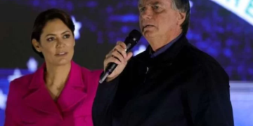 Casal Bolsonaro vai ganhar R$ 130 mil por mês a partir de maio