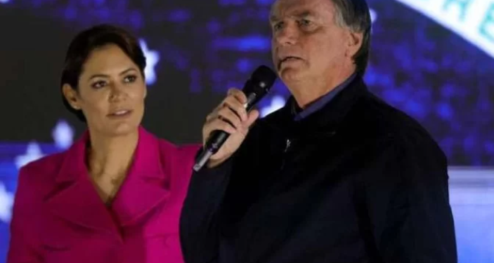 Casal Bolsonaro vai ganhar R$ 130 mil por mês a partir de maio