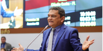 Deputado questiona IBGE sobre inclusão de municípios do MA na extrema pobreza