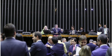 Câmara Federal adia votação do Projeto das Fake News