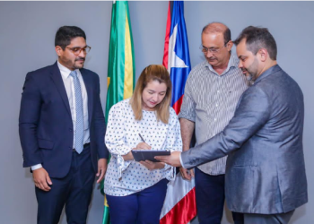 Iracema Vale assina termo de implantação do programa ‘Papel Zero’ na Assembleia Legislativa