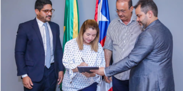 Iracema Vale assina termo de implantação do programa ‘Papel Zero’ na Assembleia Legislativa