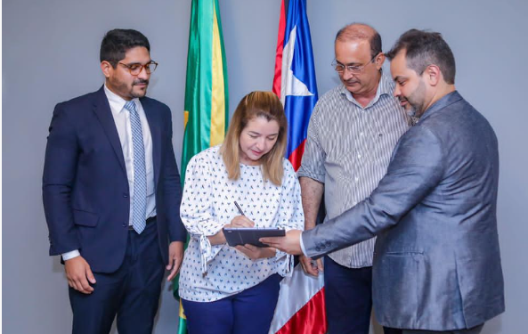 Iracema Vale assina termo de implantação do programa ‘Papel Zero’ na Assembleia Legislativa