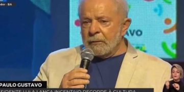 Lula chora após quilombola interromper discurso para pedir socorro