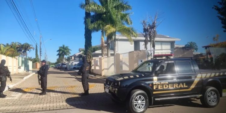 PF faz busca na casa de Bolsonaro e prende Mauro Cid, ex-ajudante de ordens