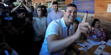 Paraguai elege Santiago Penã do Partido Colorado como novo presidente