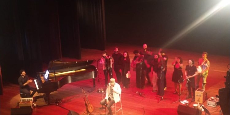 Zeca Baleiro comanda arrastão do Dom Quixote de Lugar Nenhum na Praia Grande em São Luís