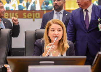 Iracema Vale é reeleita para presidir a Mesa Diretora da Assembleia