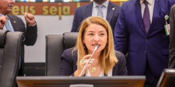Iracema Vale é reeleita para presidir a Mesa Diretora da Assembleia