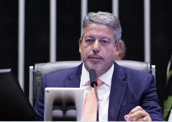 Dino vai à casa de Lira para conter crise após operação da Polícia Federal atingir seu ex-assessor