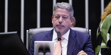 Dino vai à casa de Lira para conter crise após operação da Polícia Federal atingir seu ex-assessor